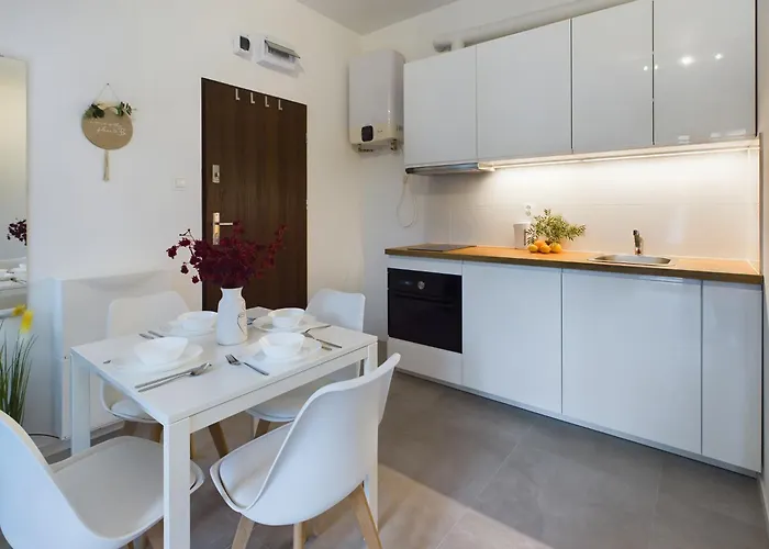 With Parking And Garden Near Chopin Airport By Renters Apartamento