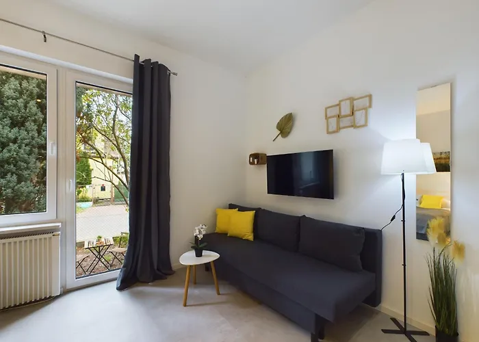 With Parking And Garden Near Chopin Airport By Renters Varsóvia