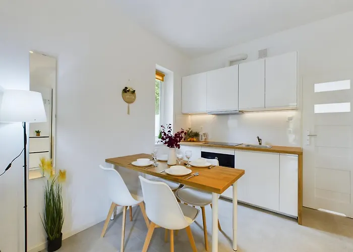 With Parking And Garden Near Chopin Airport By Renters * Varsóvia