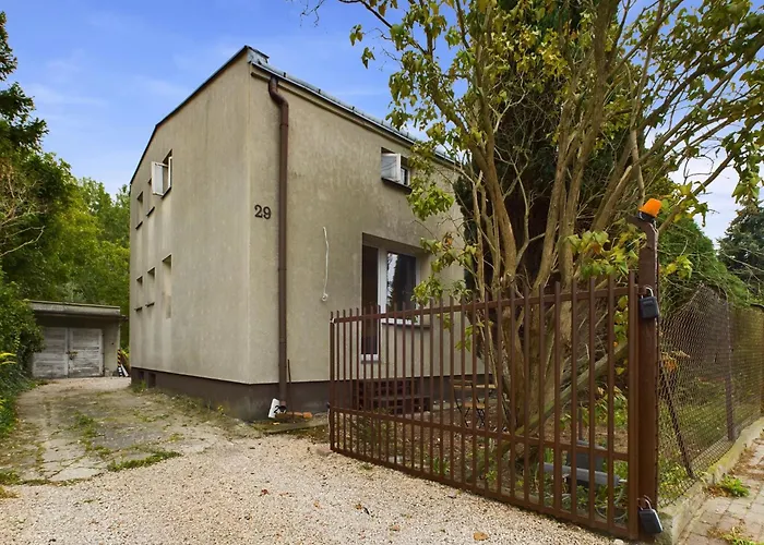 With Parking And Garden Near Chopin Airport By Renters Apartamento