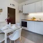 With Parking And Garden Near Chopin Airport By Renters Lägenhet