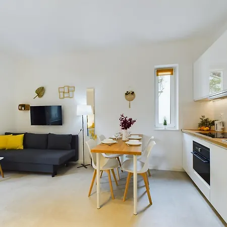 Lägenhet With Parking And Garden Near Chopin Airport By Renters *