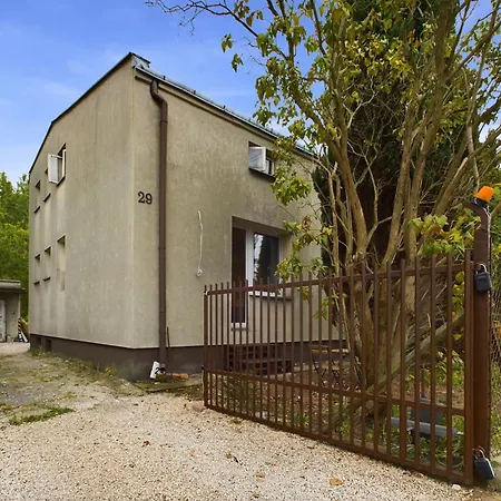 With Parking And Garden Near Chopin Airport By Renters Lägenhet