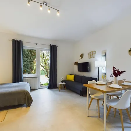 With Parking And Garden Near Chopin Airport By Renters ワルシャワ