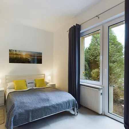 With Parking And Garden Near Chopin Airport By Renters * ワルシャワ