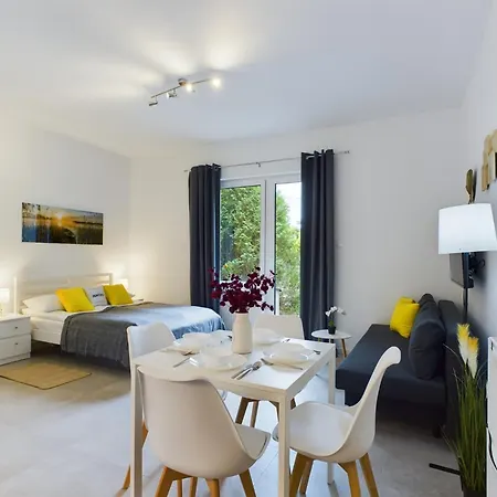 With Parking And Garden Near Chopin Airport By Renters Διαμέρισμα Βαρσοβία