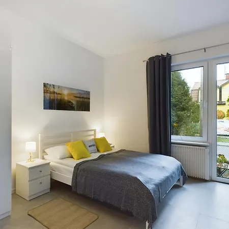 With Parking And Garden Near Chopin Airport By Renters アパート ワルシャワ