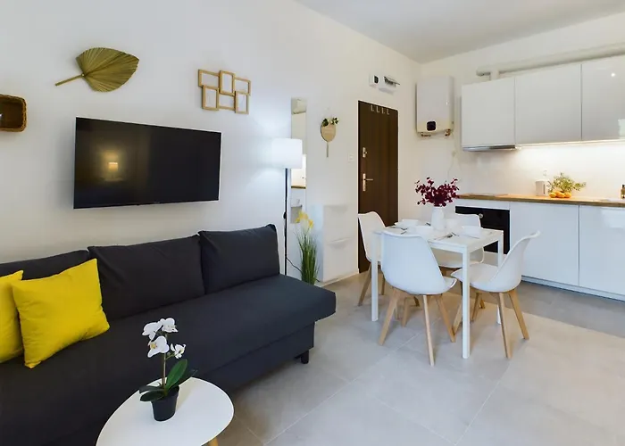 Lejlighed With Parking And Garden Near Chopin Airport By Renters *