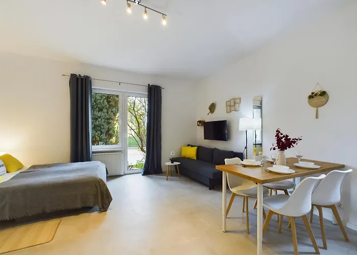 With Parking And Garden Near Chopin Airport By Renters Varsó