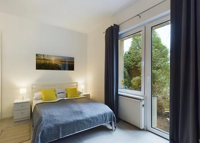 With Parking And Garden Near Chopin Airport By Renters * Varsó