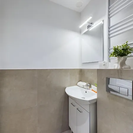 Apartament With Parking And Garden Near Chopin Airport By Renters Warszawa