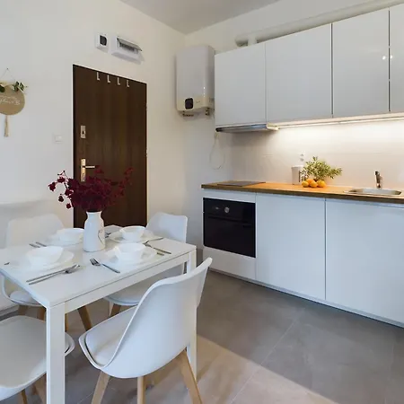 With Parking And Garden Near Chopin Airport By Renters Apartament